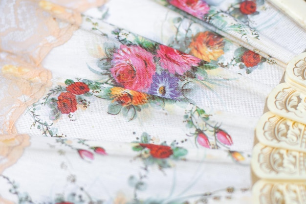 Zbliżenie na haftowaną chustę z kwiatami